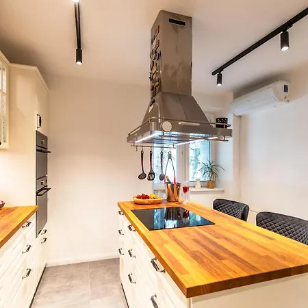 Quiet In New Center, Nivy *