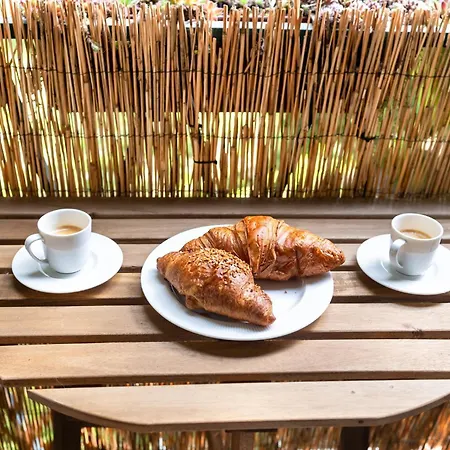 Quiet In New Center, Nivy