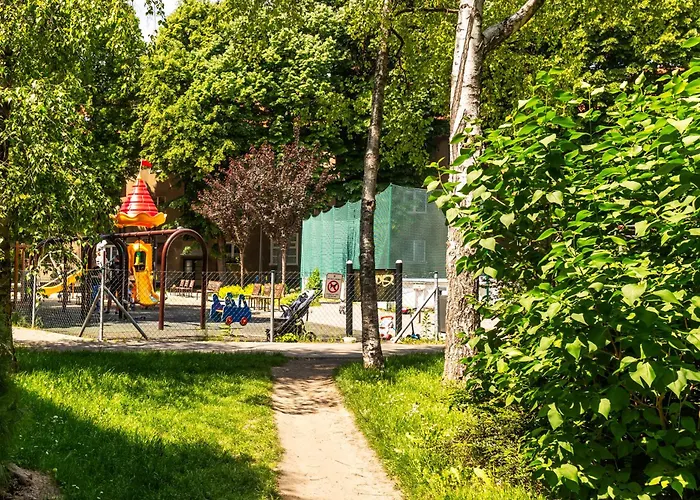 Quiet In New Center, Nivy *