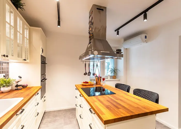 Quiet In New Center, Nivy *