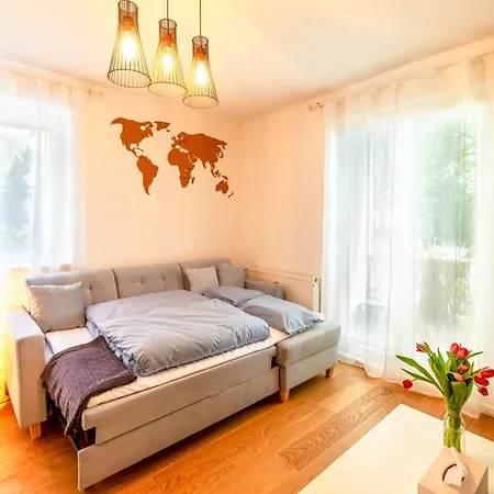 Quiet In New Center, Nivy شقة