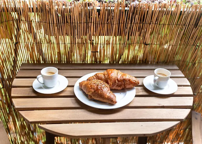 Quiet In New Center, Nivy